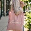 Person_carrying_pink_tote_bag_20261015153357 Bolso para libros o trabajo personalizado