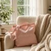 Pink_tote_bag_resting_armchair_20261015152157 Bolso para libros o trabajo personalizado